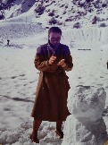  Медео, 1983 г. Туристы учатся лепить снеговика.