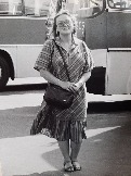 5 фото — Надежда Радаева у новых автобусов Икарус в 1980 г.