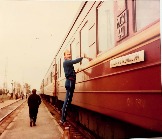1980 Константин Клименко протирает окна туристам на трассе Москва-Владивосток.