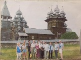 2005 год, Кижи, Французские туристы и гид Елена Бродовская (слева с табличкой)