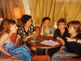 За круглым дружеским столом Рита Амелькова , Света Мартынова, Таня Власова, Галя Шашанова